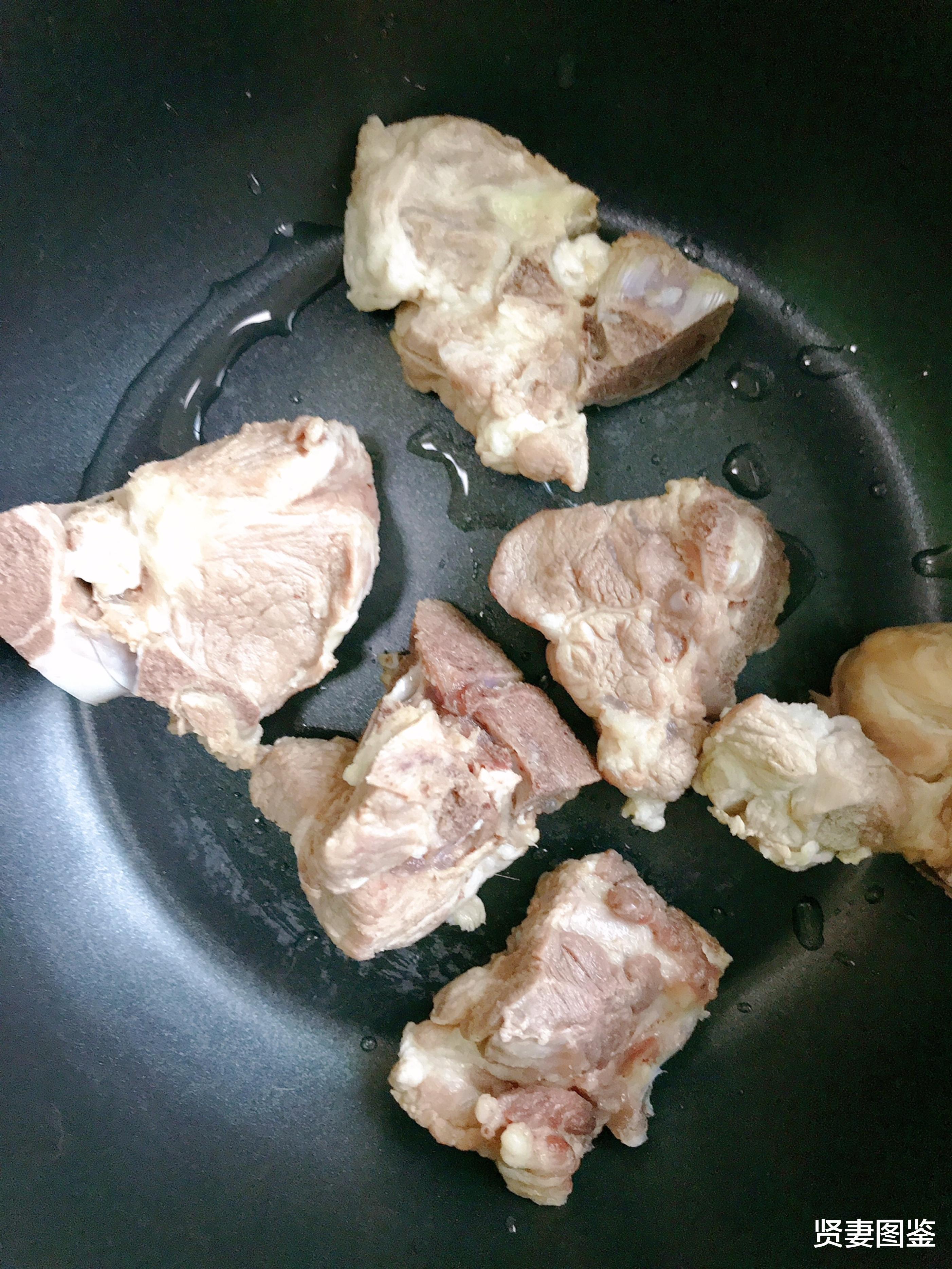 美食教程|绿豆淮山猪骨汤，汤色清亮，滋味醇厚，一碗下肚暖心又养颜