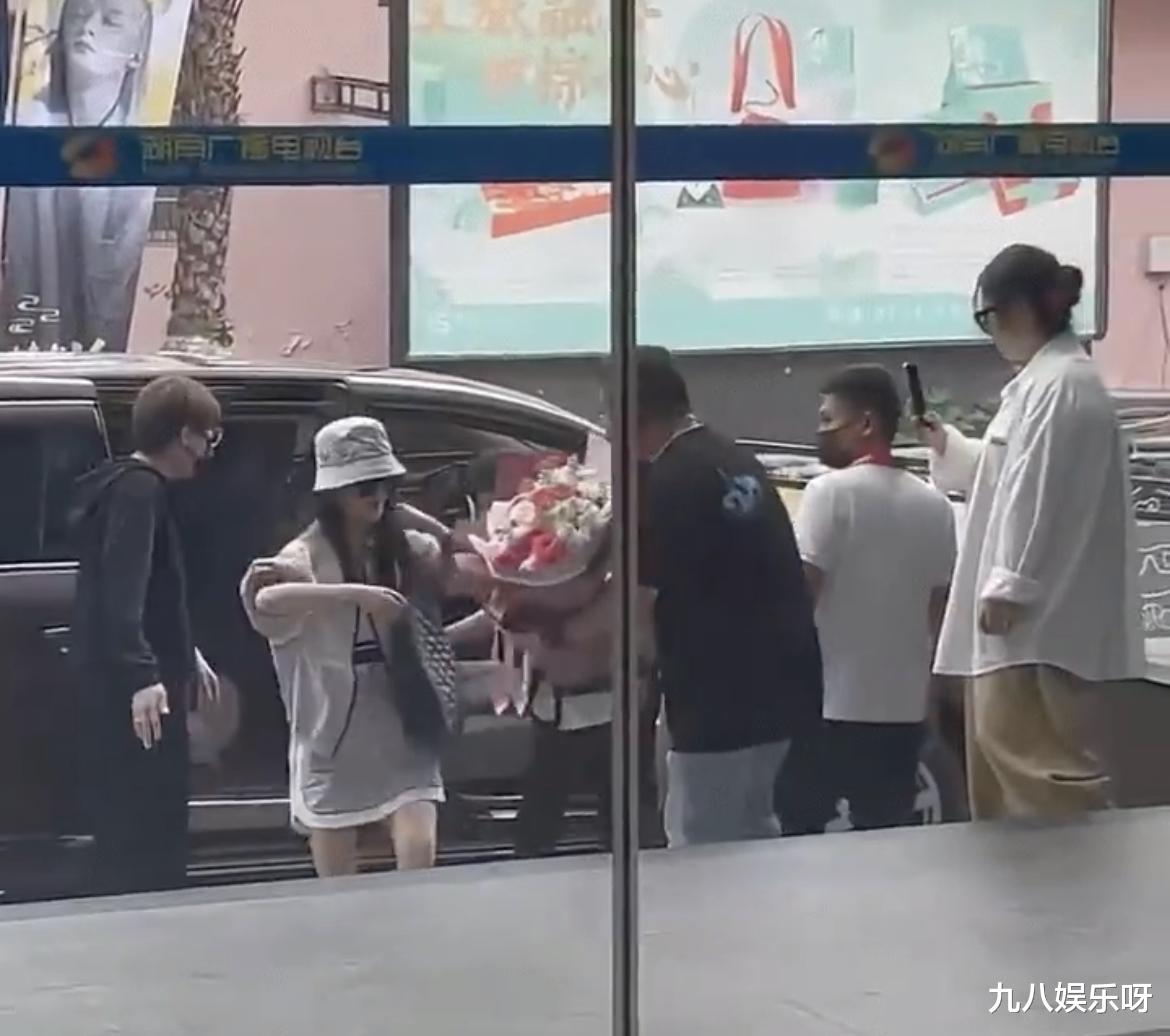 谢娜|谢娜综艺路透曝光,两档综艺都有何炅,细节引人伤感