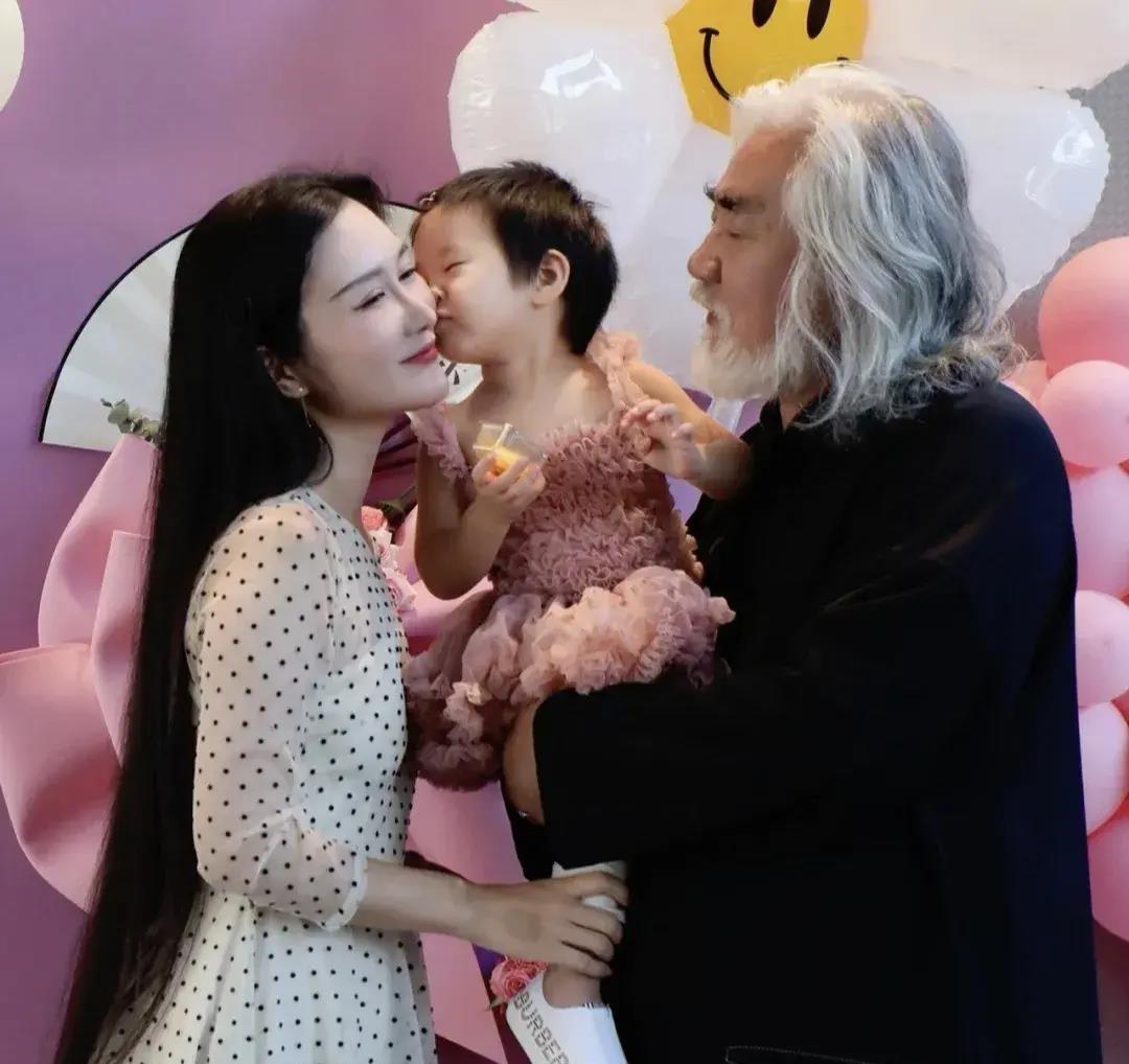 曝72岁张纪中与娇妻拍情侣写真，拍照姿势亲密大胆，引发网友热议