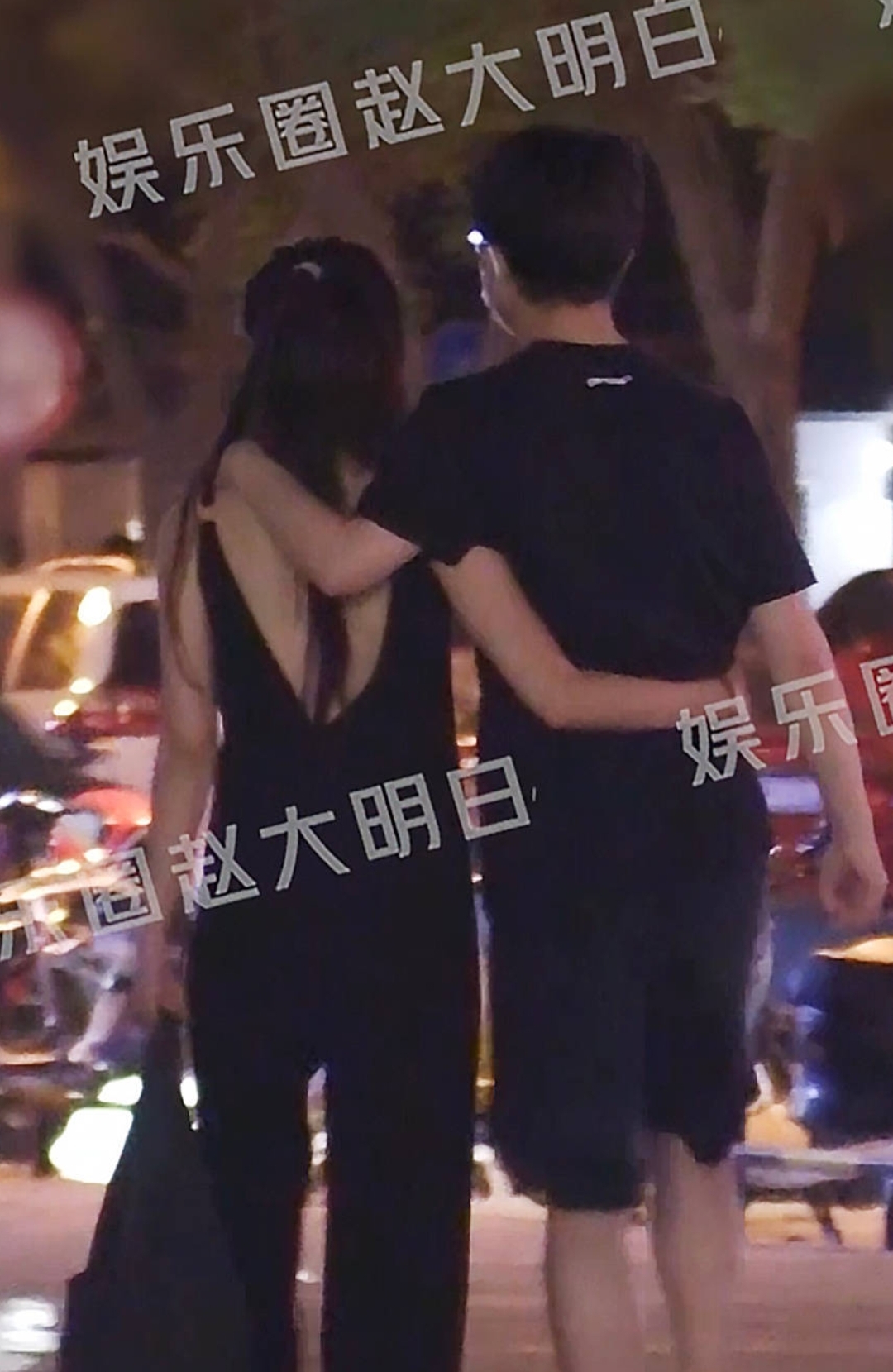 曝黄轩深夜牵手女友外出,女方穿深V露美背,两人互相搂抱显亲密