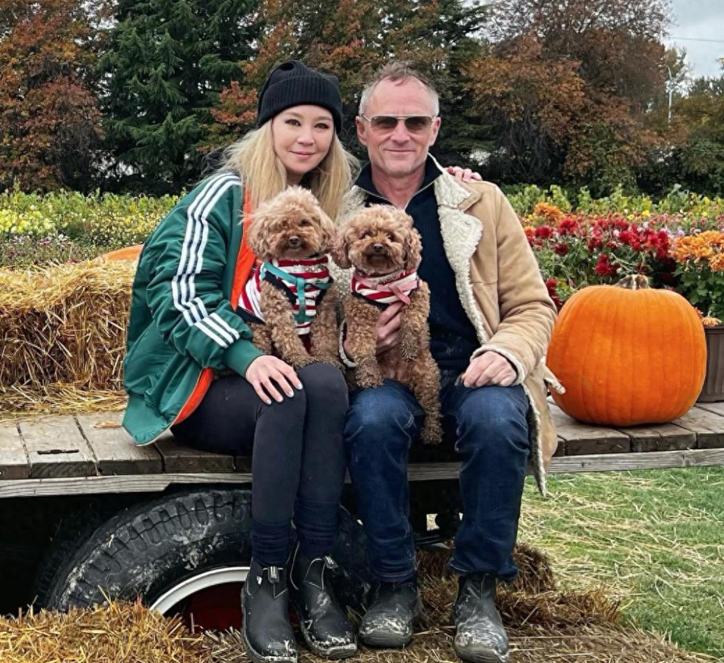 陈冠希二姐公开新恋情，小鸟依人发合照很甜蜜，男方两鬓全白很慈祥