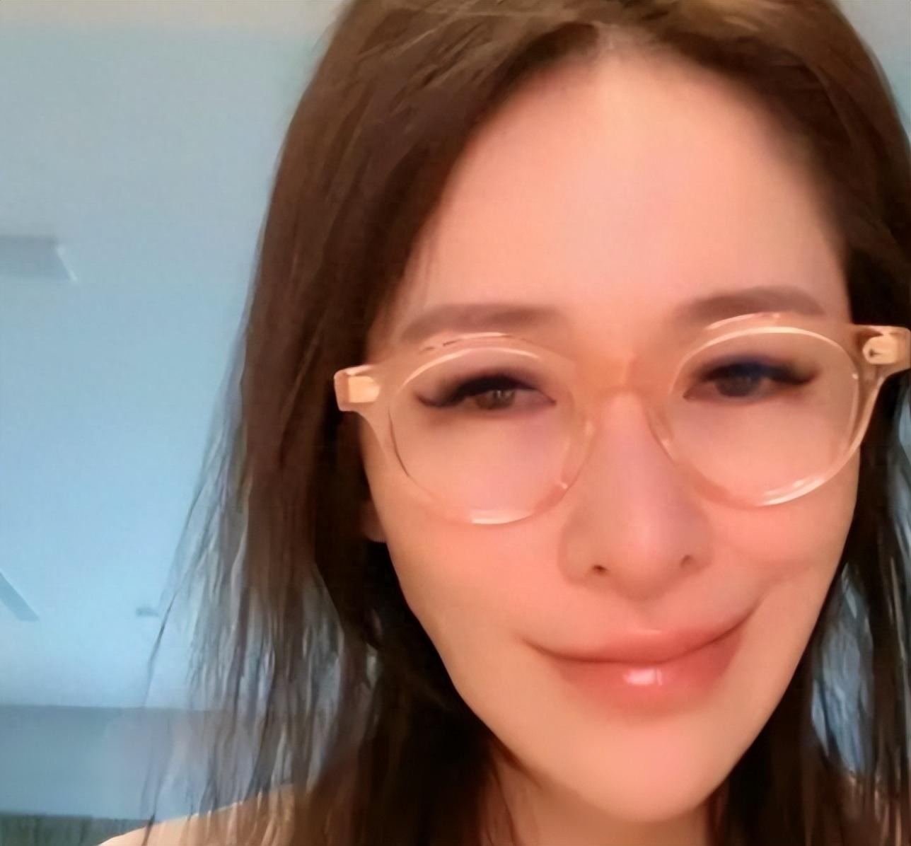 色字是刮骨刀,44岁萧亚轩脸凹陷显老,网友:“纵欲”的代价!