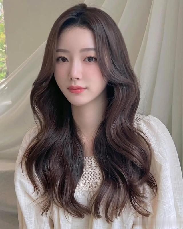 今冬女发别瞎剪,不如试试这四种,洋气瘦脸显气质