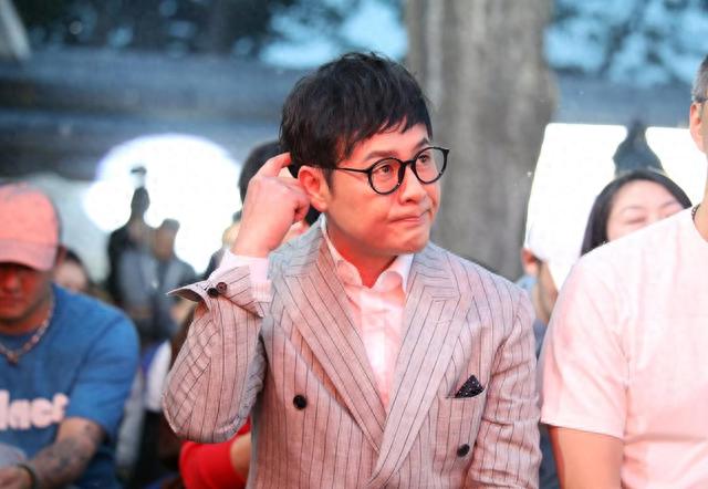 从爆红到“打回原形”，张颂文只用了半年，终是步了张小斐的后尘