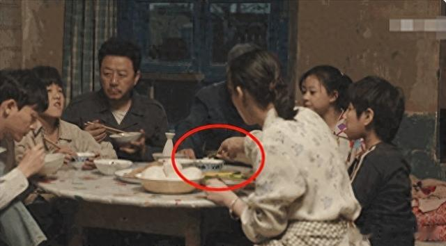 不会吃饭就别吃!看完刘琳的大葱蘸酱,那些“假吃”女星脸不疼吗