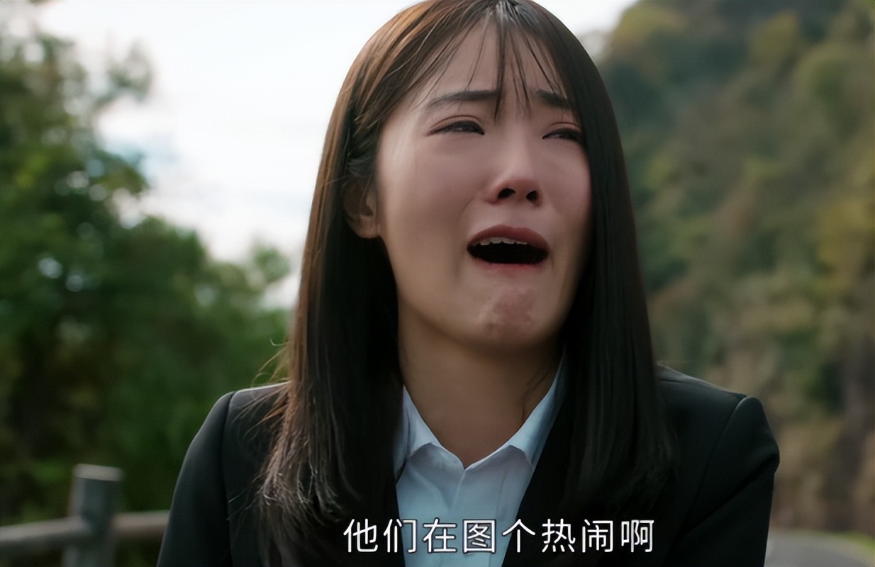 谢娜|全程张大嘴干瞪眼,表情狰狞,闫妮女儿把“警花”演出新花样