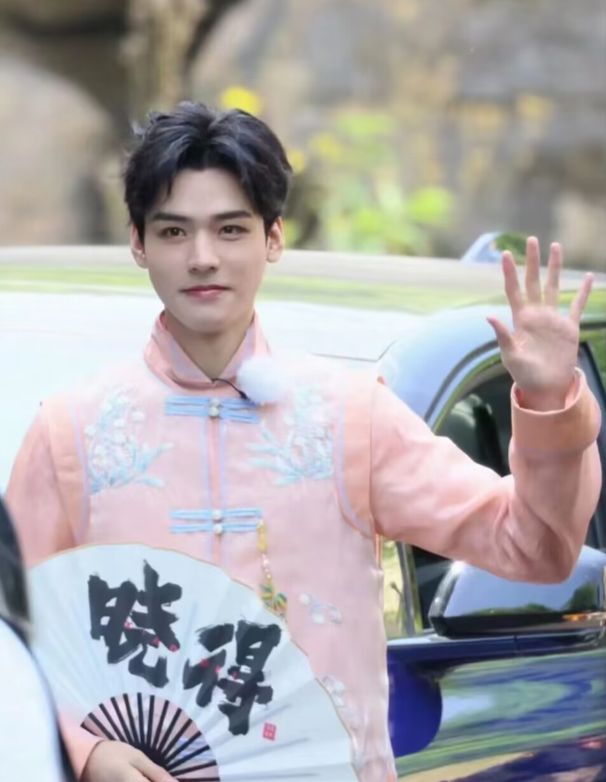 黄晓明|《极限挑战9》巴中路透,龚俊宛如贵公子,黄晓明脚上增高鞋被嘲