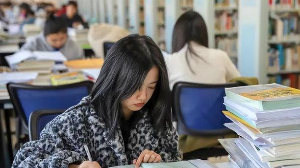 关晓彤|关晓彤考编另有原因，与薪资收入关系不大，一般人很难理解