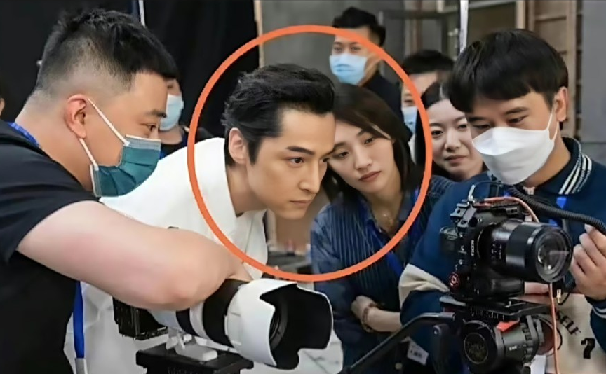 胡歌一天3瓜!熟人曝出结婚内情,高学历和白富美均是“人设”!