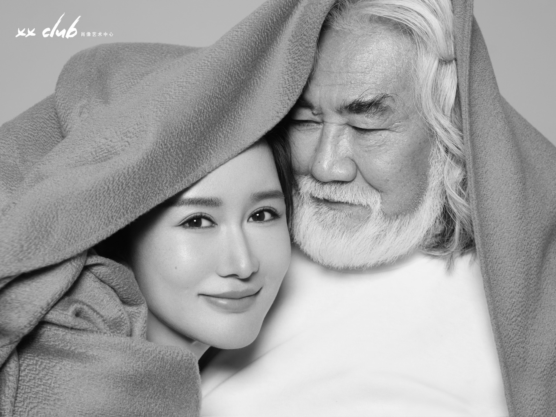 张纪中晒妻子性感照发文“如春水映梨花”,网友:“梨花压海棠”