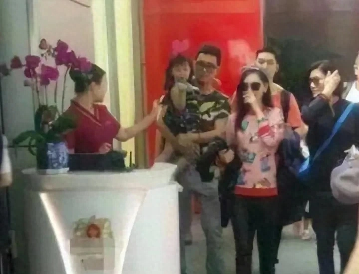 马蓉与王宝强离婚后首次同框！37岁染金发像大学生，差距一目了然