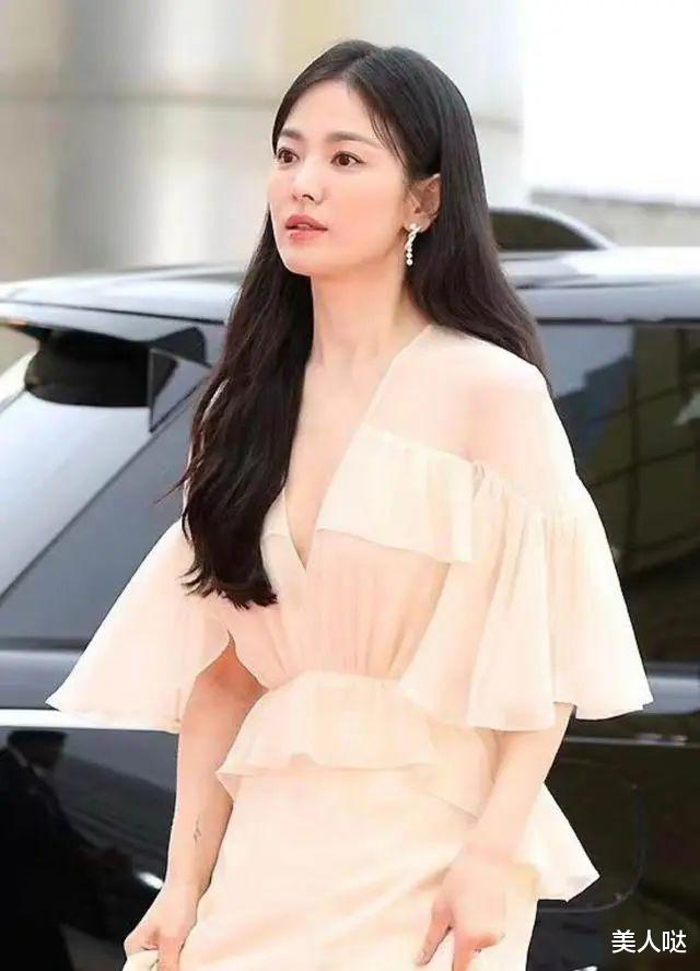 赵露思 宋慧乔的天然脸太抗打，41岁穿雪纺裙美似仙女，生图竟比精修还要美