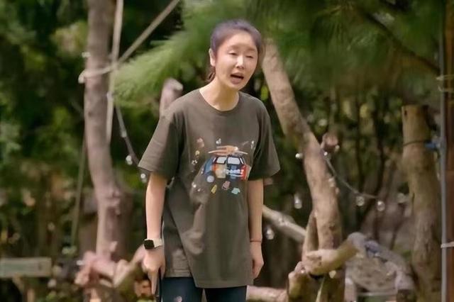 47岁林心如打羽毛球,眉毛稀疏,体型浮肿,活生生像大妈了