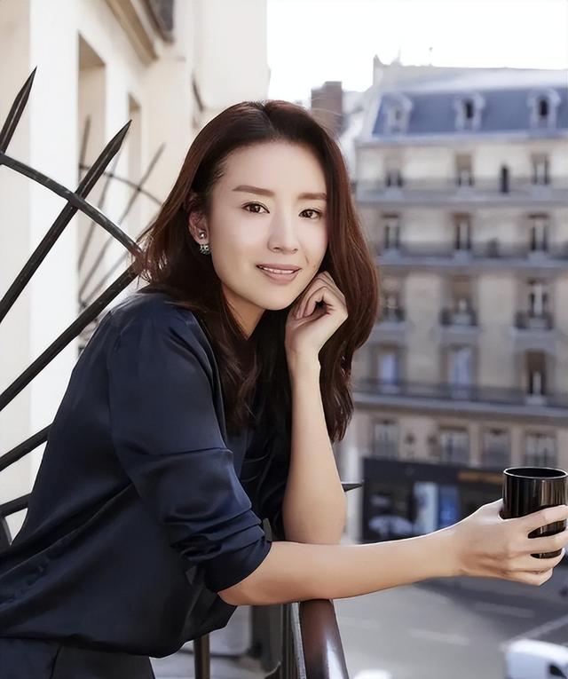 这一次,董洁的体面被“周迅”撕了个粉碎