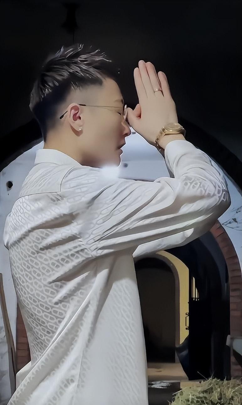 冲着张艺兴看《孤注一掷》,却被金晨跪王传君裤裆的演技惊艳到了