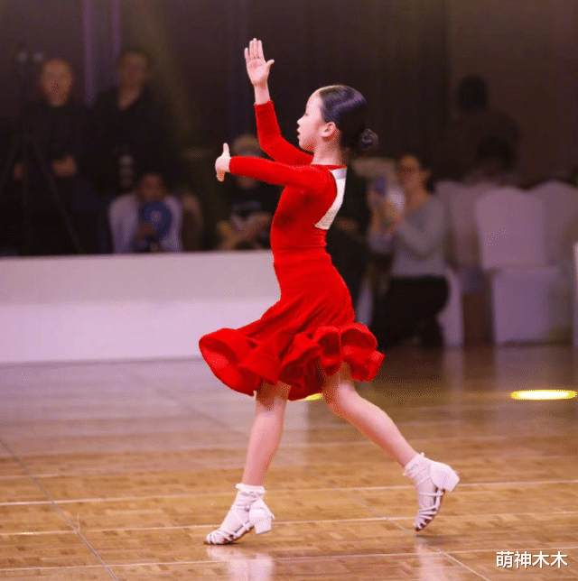 孙俪|孙俪晒女儿比赛照,跳拉丁舞气质绝佳,网友调侃继承邓超跳舞基因