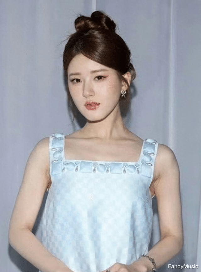 赵露思时装周生图翻车！大圆脸大鼻子削弱气质，虞书欣半斤八两