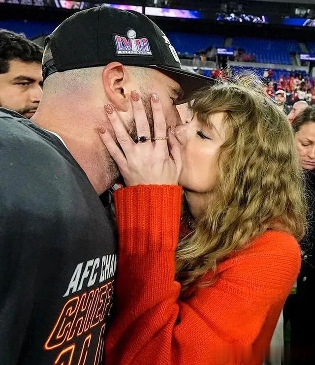 霉霉与男友球场接吻博尽眼球！红衣红唇搭配金发整个闪耀全场！