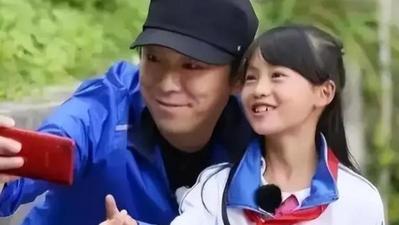 女孩|《热烈》宣传引争议，黄渤被指利用贫困女孩炒作，网友质疑其善心