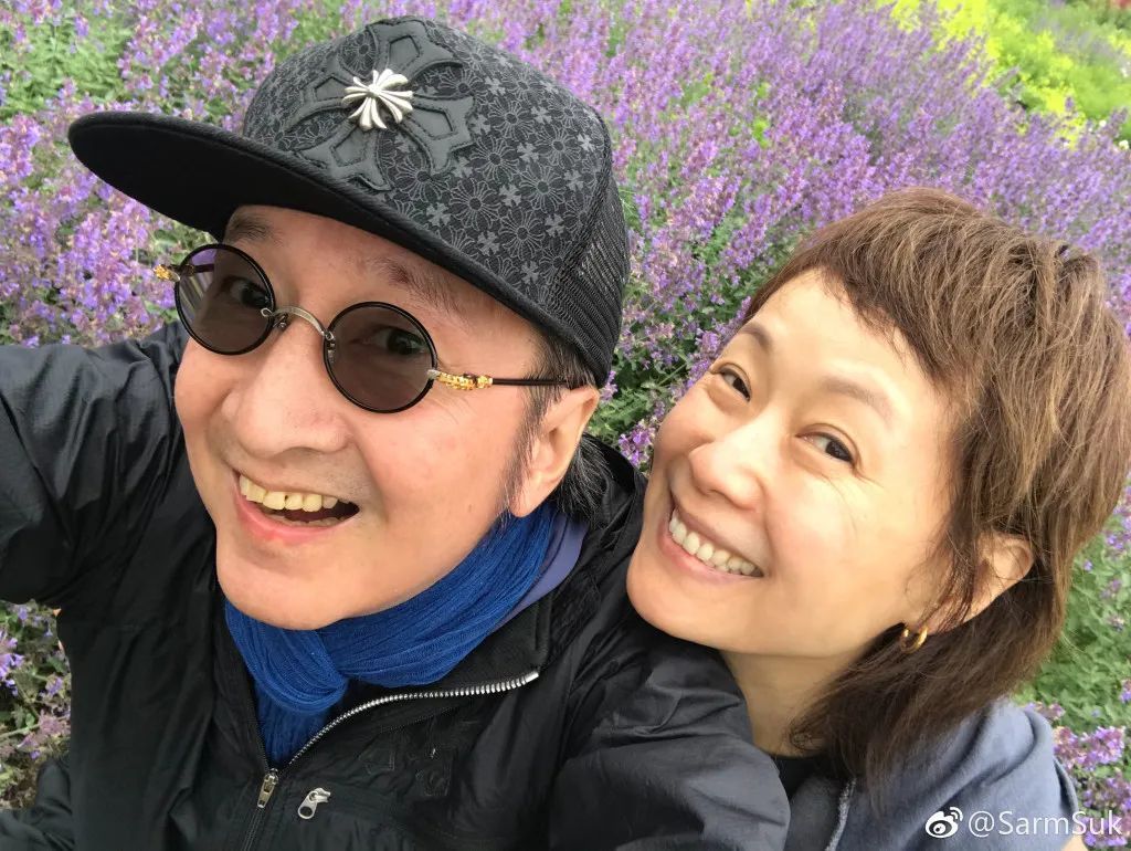 60岁香港影后低调现身足球赛难掩满头白发！