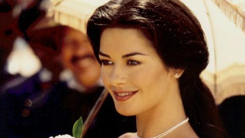 泽塔·琼斯：忍了花心老公23年，一双儿女都没能遗传她的高颜值