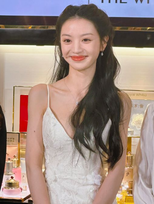 田曦薇线下活动生图，穿吊带裙身材饱满很有料，简直是甜妹天花板