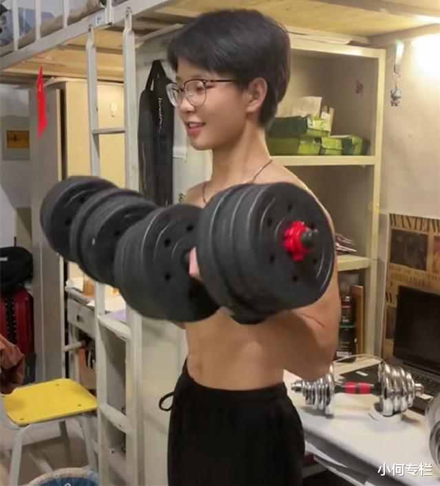 河南一小伙“男身女相”，侧颜清纯似甜妹，苦练身材证明自己
