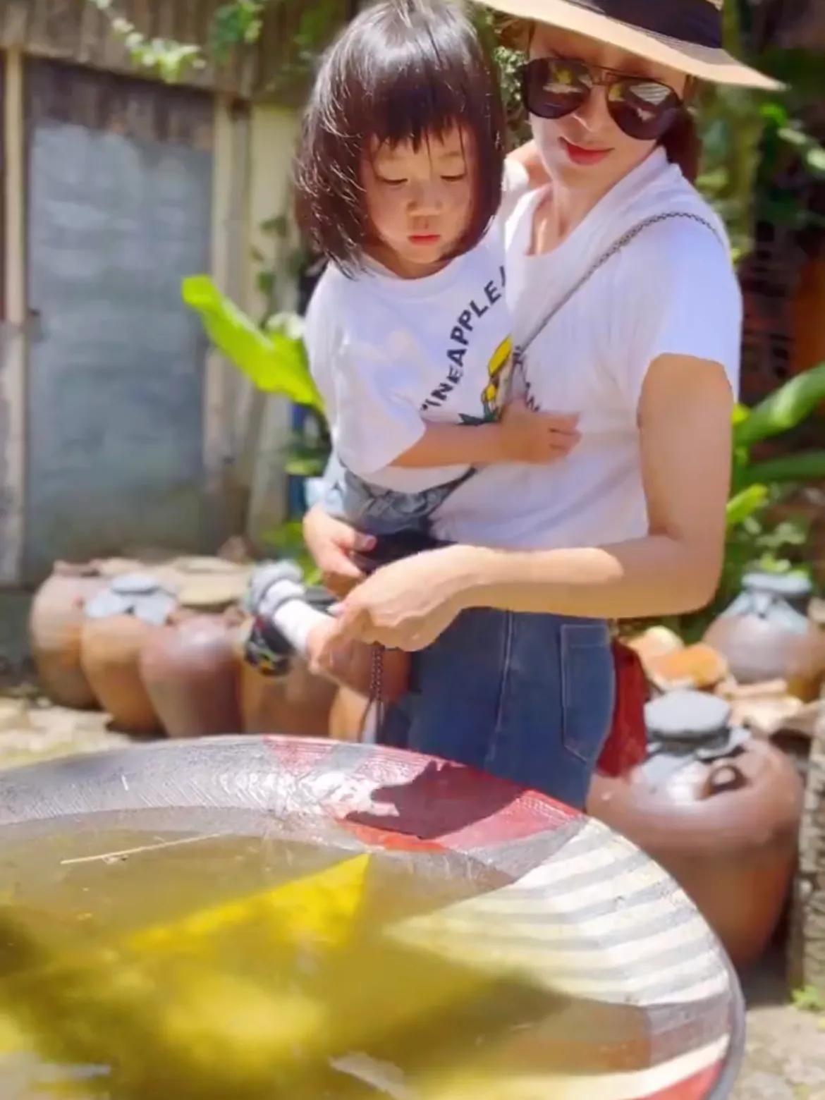 杨怡夫妇带女儿出游，母女俩穿亲子装好有爱，3岁小珍珠颜值好高