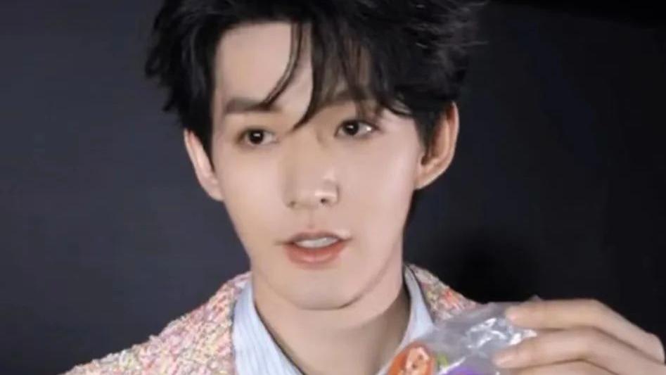 张颂文苦笑，雷佳音惊讶，于文文冷漠，明星收廉价礼物真考验演技