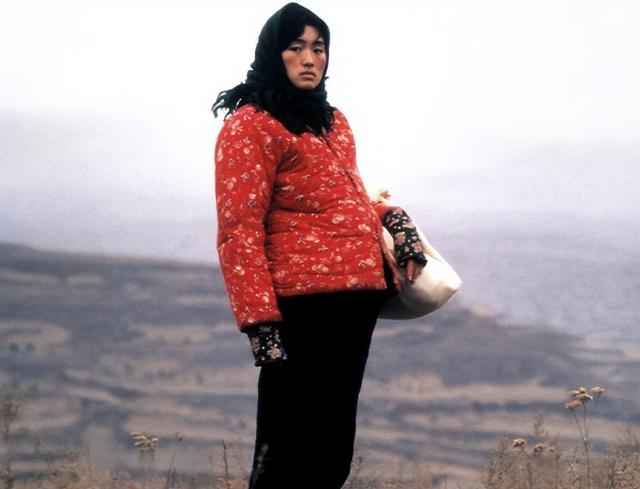 演"农村妇女"的女演员别乱找,黑瘦干瘪,夜光大白牙,糊弄谁呢 - 娱乐