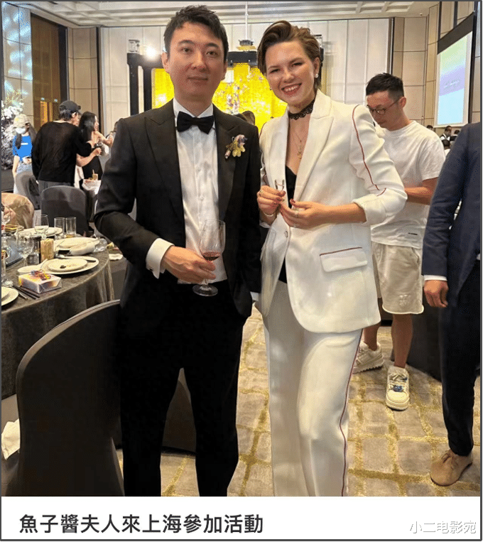 王思聪露面上海顶级酒会,身材消瘦被批胖头娃,和富婆合影显拘束