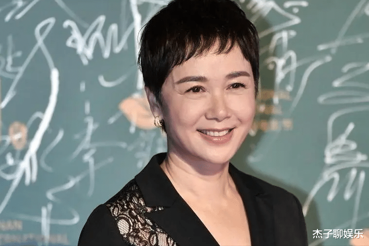 “完美女神”是假的,外八腿、纸片腰围,全身照揭露“人间真实”