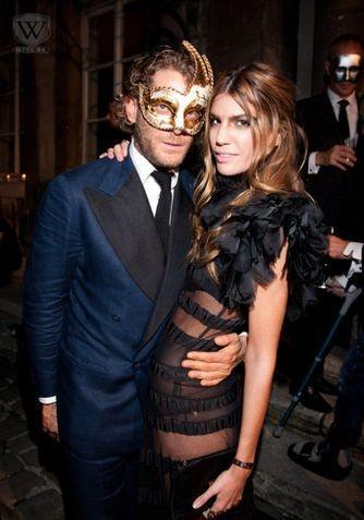 朱珠带娃看丈夫赛马,衣着时尚造型引争议,她老公太拉胯颜值