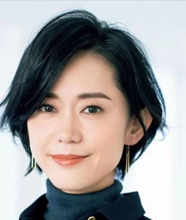 短发 女人到了四十岁，选对发型比长得漂亮更重要，短发和锁骨发最洋气