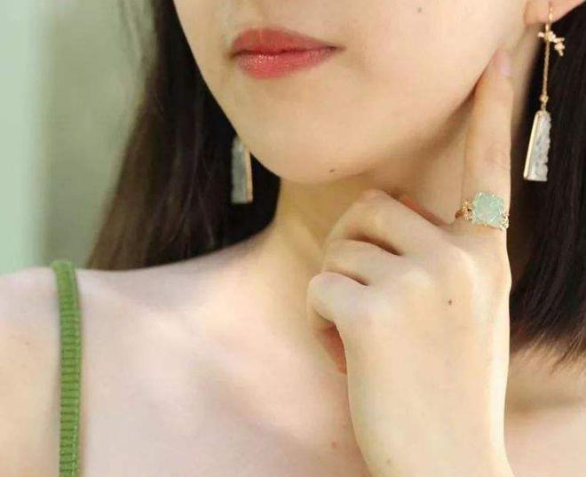 奇石|你的脸型适合哪种翡翠耳饰和翡翠项链?