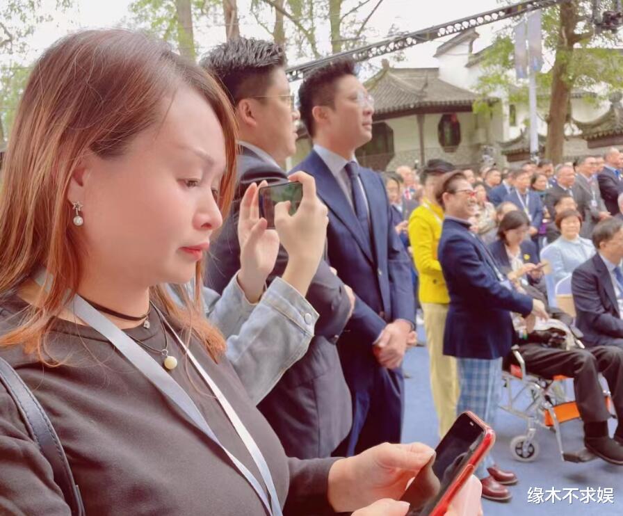 郭晶晶一家5口现身纪念馆！郭晶晶穿靴子珠光宝气，手上却戴着5毛钱发圈！