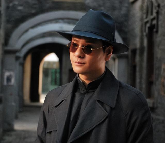 成名后抛弃妻女，为娶小8岁娇妻净身出户，如今前妻走红他变路人