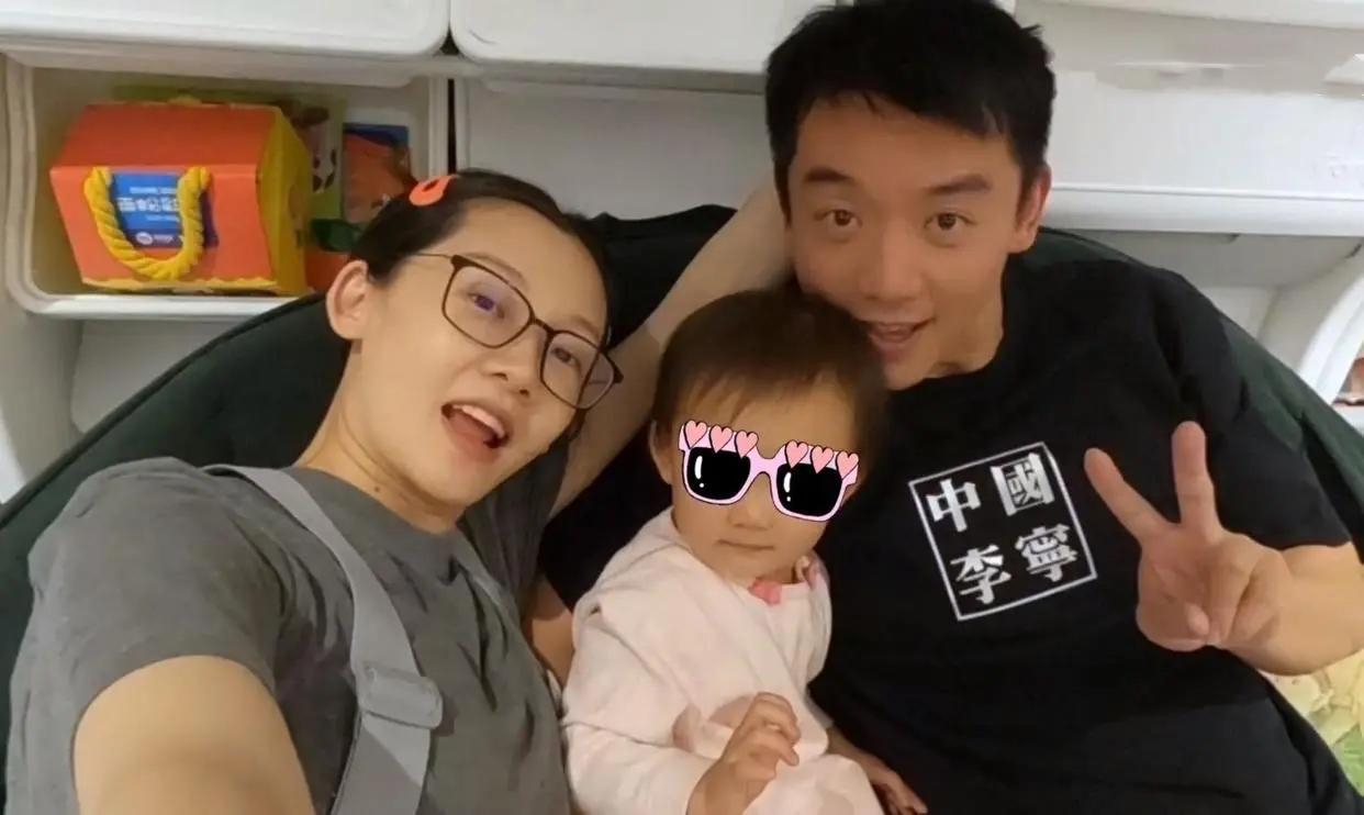 郑恺深夜带苗苗看《前任4》，撇下一双儿女独享二人世界，夫妻合体撒糖超甜