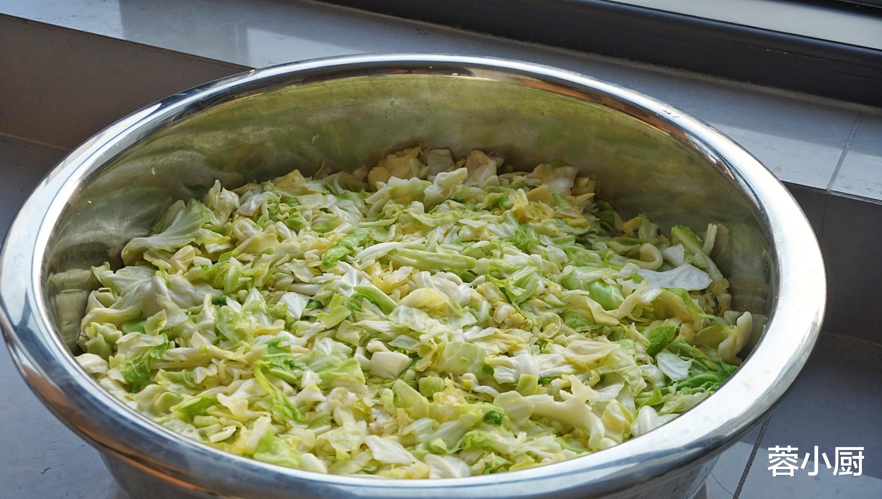 包菜|冬季这菜使劲吃，买20斤晒干，炖肉超香