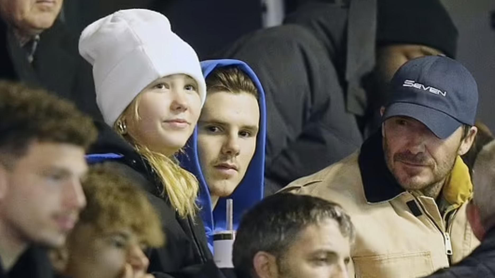 克鲁兹|贝克汉姆最帅小儿子克鲁兹和胖女友一起看球，穿女方外套大撒狗粮