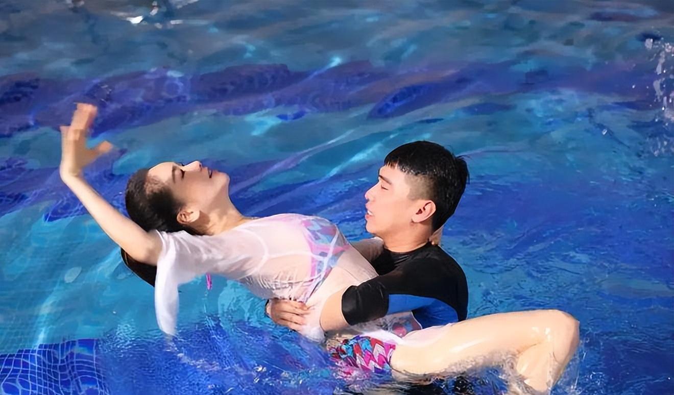 42岁左小青身材有多好?当她穿泳衣下水时,网友:这不煤气罐吗