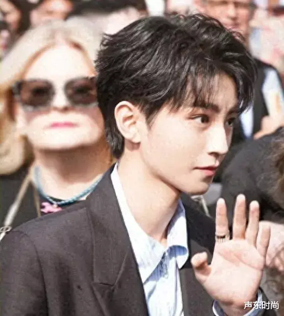 王俊凯养嫂子事件被扒实锤，与杨柳穿情侣鞋，人前避嫌人后黏一起