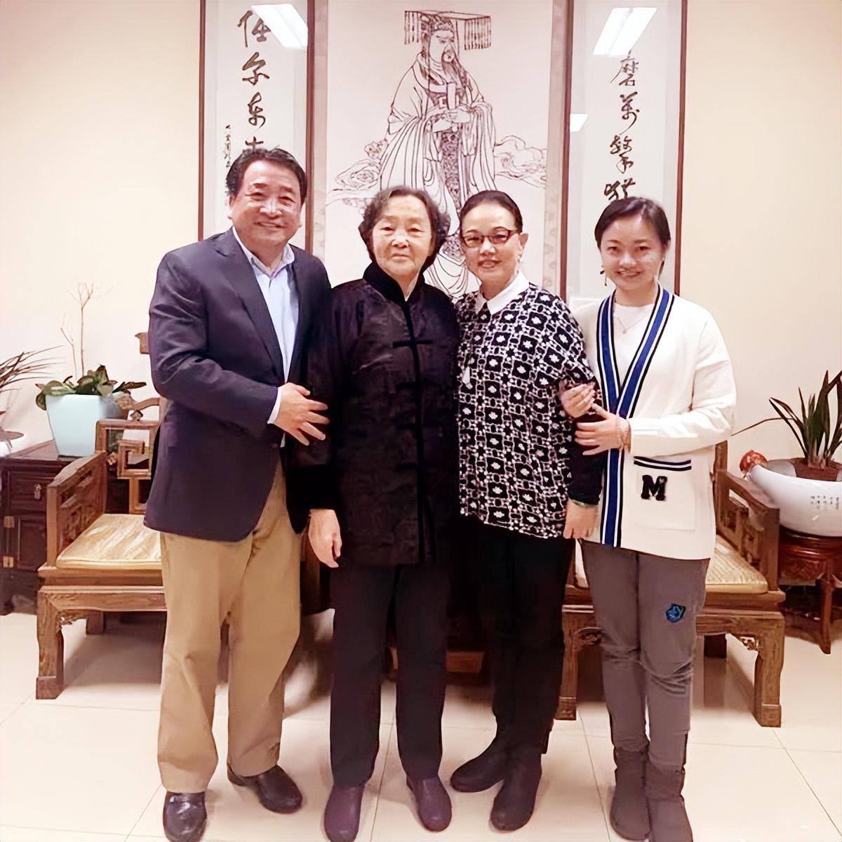 张予曦|44岁仍未婚！郭德纲的一段相声，毁了姜昆女儿的终身大事