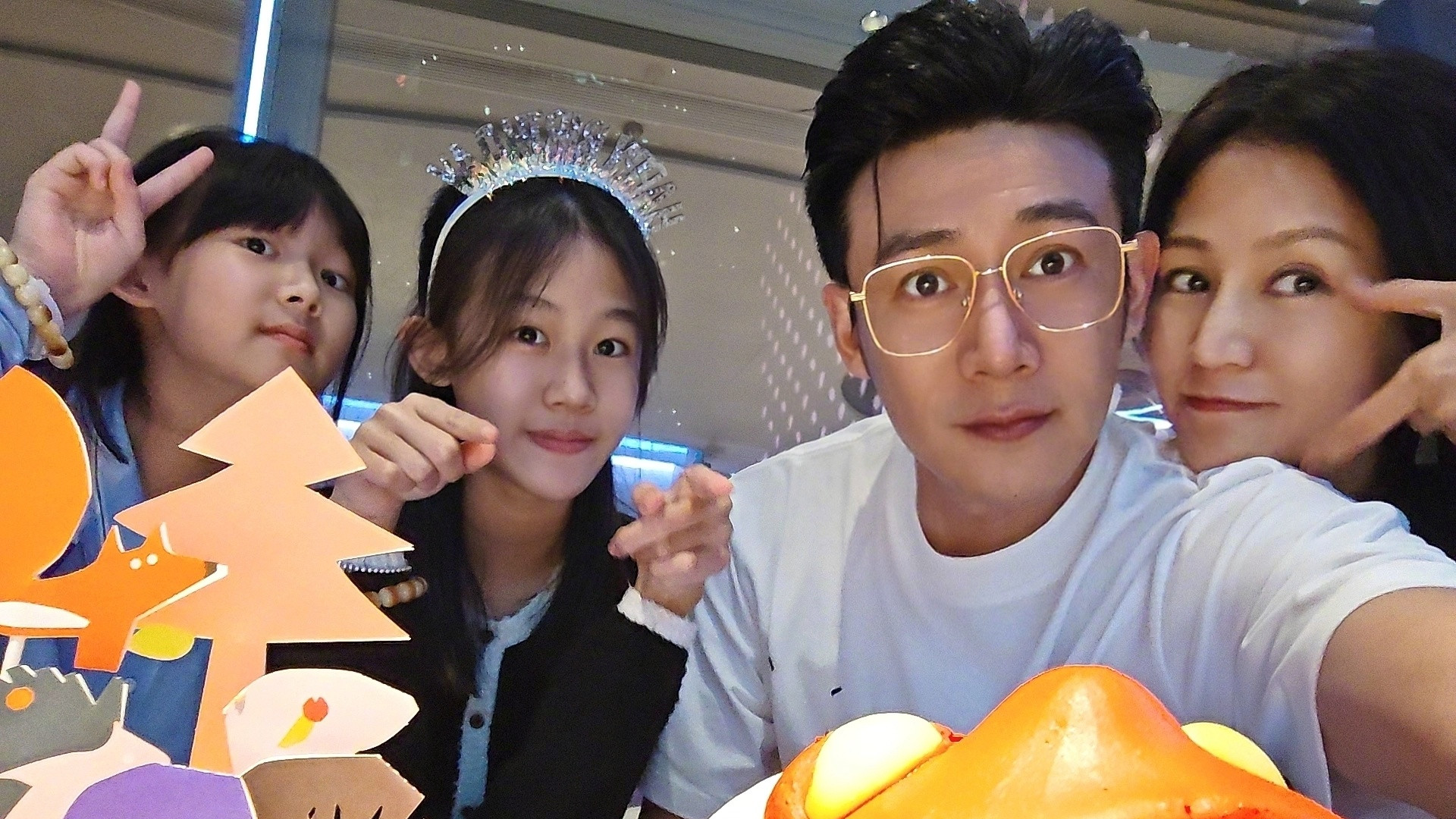 陆毅晒全家福为15岁女儿庆生，贝儿淑女漂亮，一家四口共用一张脸