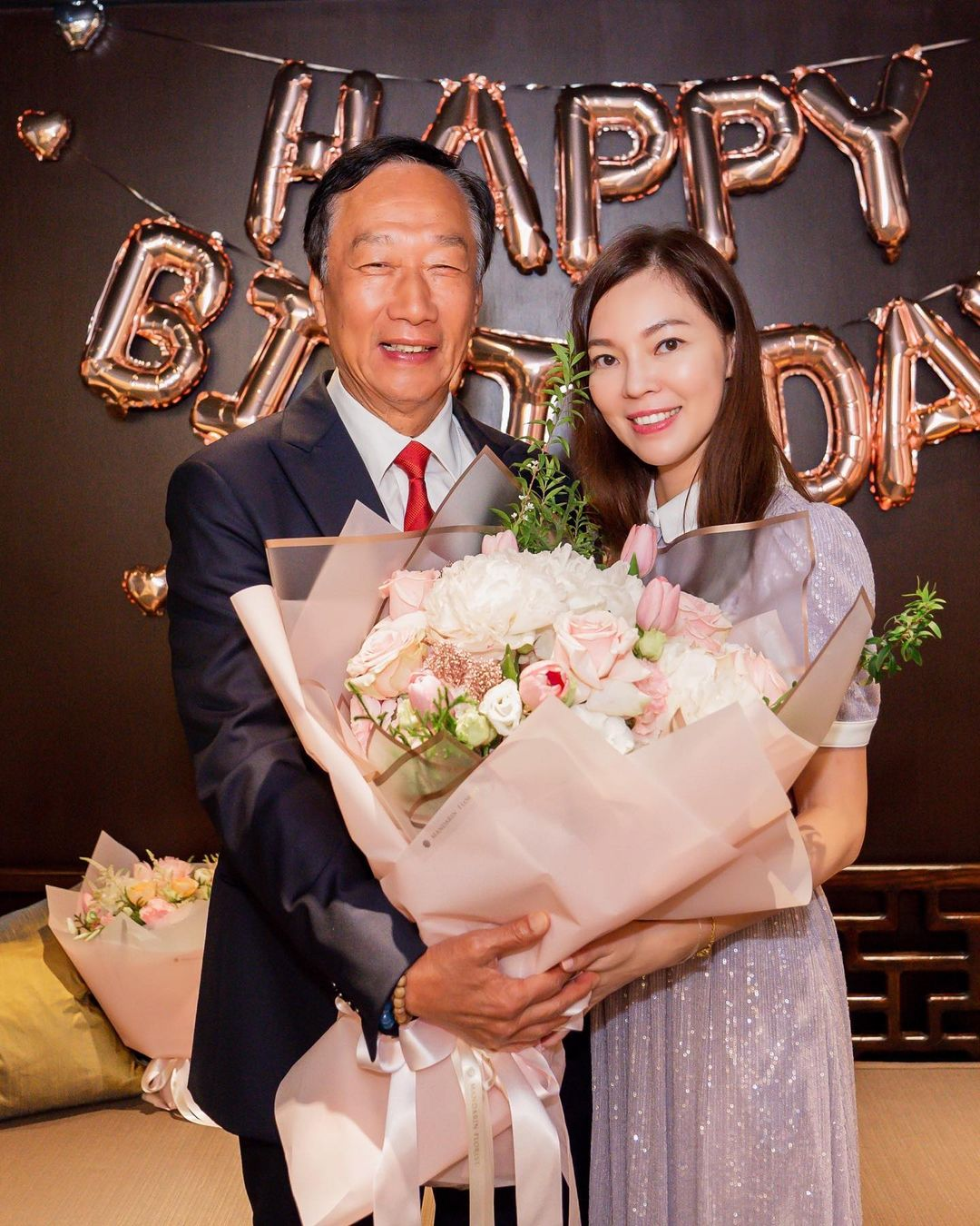 阔太曾馨莹大女儿罕出镜，与妈妈扎同款马尾辫，五官精致颜值出众