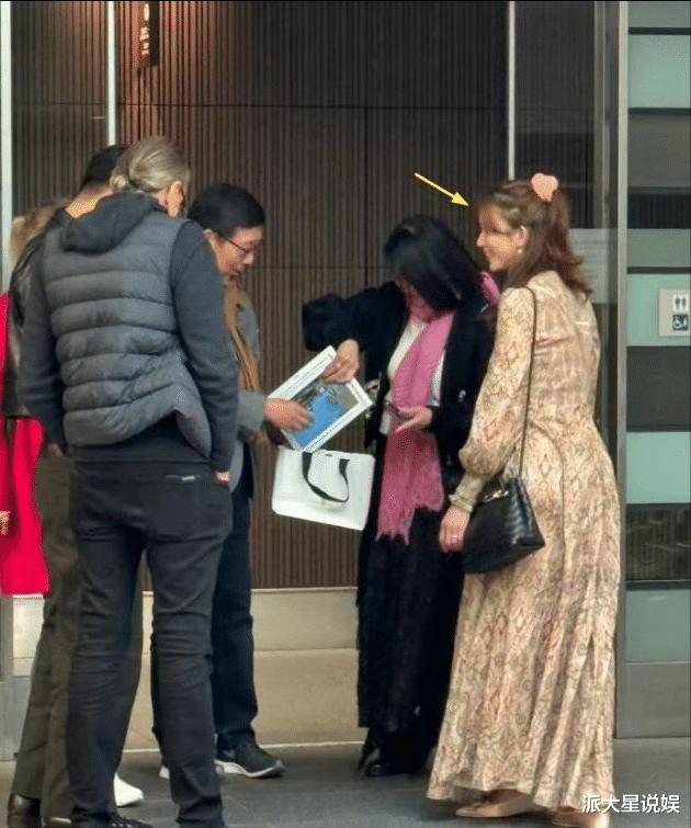 林志玲日本街头被网友偶遇，形象却与之前大不同，发福变土