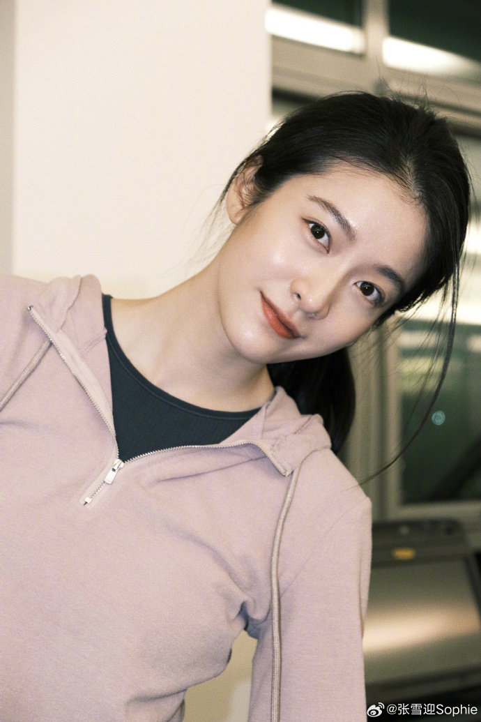 快来看张雪迎的健身美照,精致妆容和挺拔身姿吸引眼球