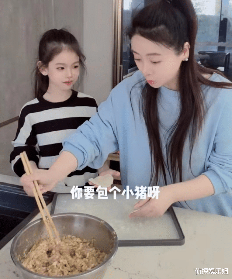 小李琳冬至为家人包饺子，6岁女儿可爱出镜，和爸爸经超长得好像