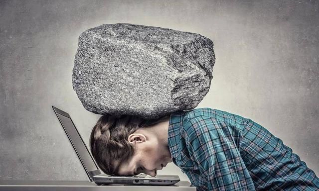 白天上班晚上卖气球的青蛙人偶崩溃大哭,辅警叔叔抱头安慰 - 社会资讯