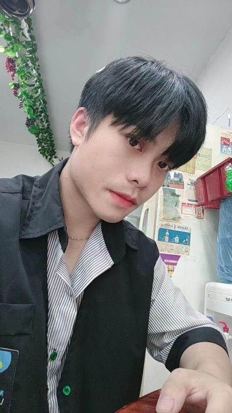 街头摆摊卖糯米饭，日赚500元，90后小伙：创业不易，认准就要坚持